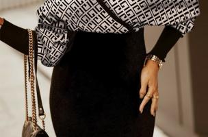 Κομψό μίντι φόρεμα Sonda με γεωμετρικό σχέδιο και βαθιά πλεγμένη λαιμόκοψη, μαύρο