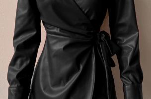 Κομψό μίνι φόρεμα Pellita από συνθετικό δέρμα με πτυχώσεις, μαύρο
