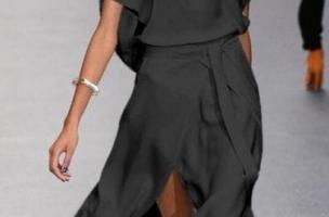 Κομψό μίντι φόρεμα Thiena με λαιμόκοψη , μαύρο