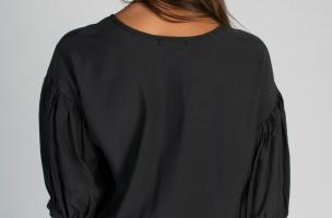 Πλισέ μπλούζα με κοντά μανίκια Carmelita, μαύρο