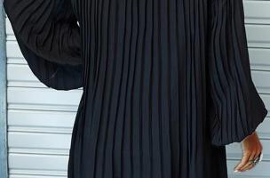 Κομψό πλισέ μίνι φόρεμα Cremona με μακριά φαρδιά μανίκια και ένθετα δαντέλα, μαύρο