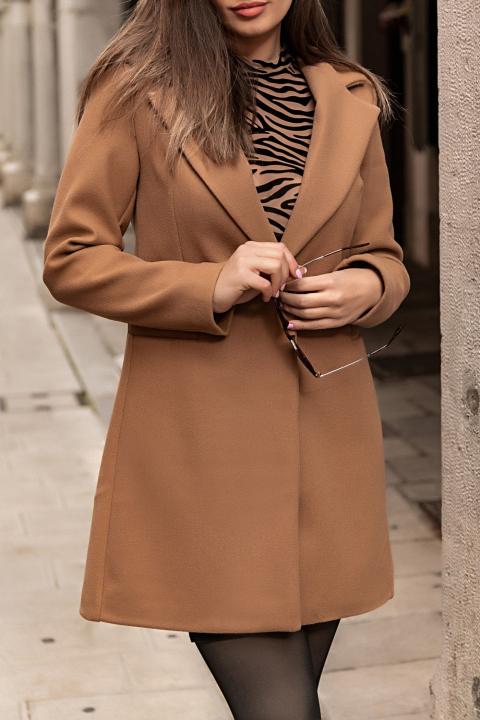 Το μοντέλο έχει ύψος 170 cm και φοράει νούμερο S