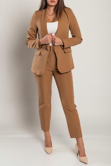 Κομψό κουστούμι 18438 σετ σακάκι-παντελόνι, καμηλό χρώμα