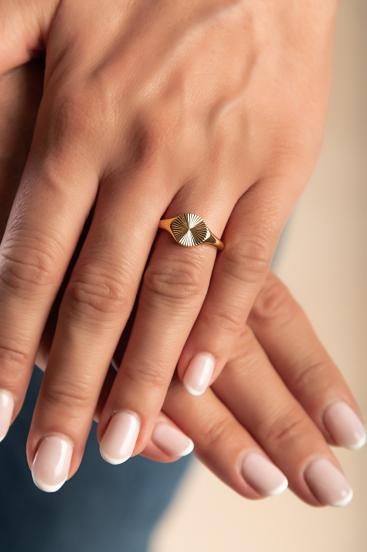Κομψό δαχτυλίδι με διακοσμητική, στρογγυλή λεπτομέρεια, ART2104, χρυσό χρώμα
