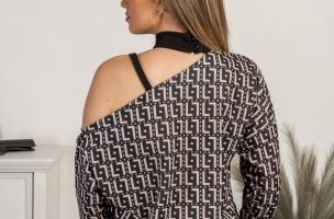 Κομψό μπλουζάκι με ασύμμετρη λαιμόκοψη και γεωμετρικό print Mathilde, μαύρο-μπεζ