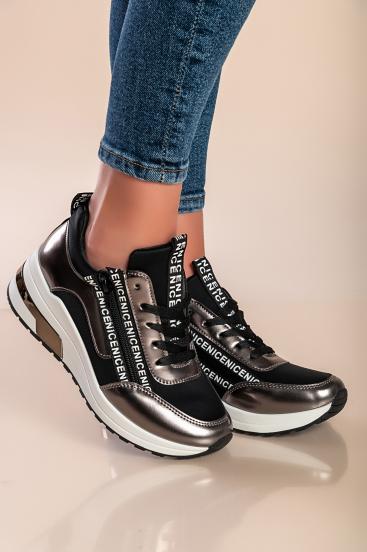 Μοντέρνα αθλητικά παπούτσια με επιγραφή MC28, μαύρο