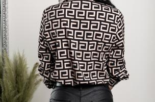 Κομψό πουκάμισο Lavlenta με γεωμετρική στάμπα, μαύρο & μπεζ