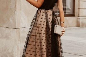 Κομψό μάξι φόρεμα με πουά 17065, μαύρο