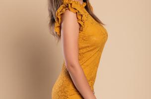 Κομψό δαντελένιο μίνι φόρεμα V8805, κίτρινο