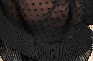 Κομψή μπλούζα Vendella από ημιδιαφανές ύφασμα με φινίρισμα, μαύρη